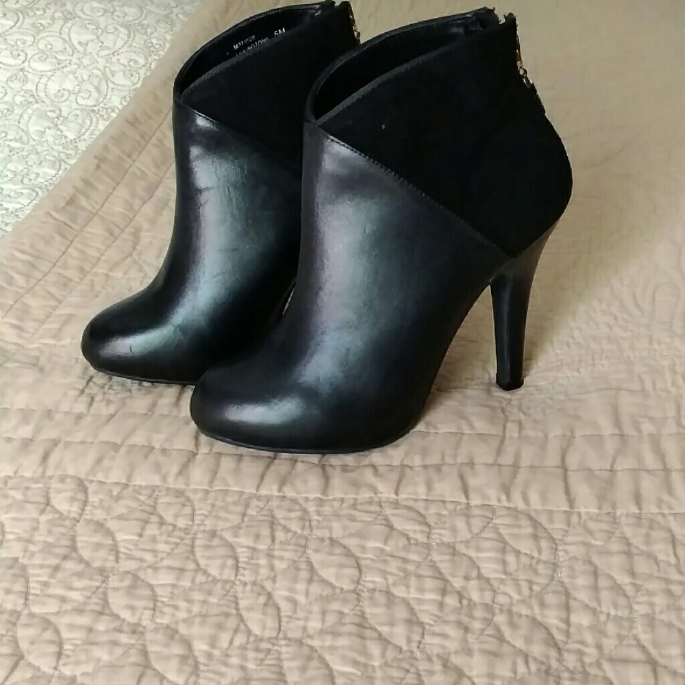 Me Too women leather boots, size 5